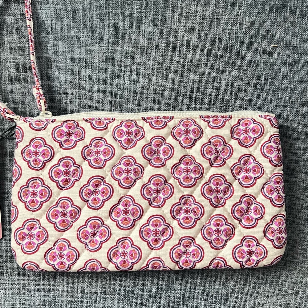 NWT Vera Bradley Lavender Geo Essential Wristlet. Cotton quilted. - Picture 7 of 9